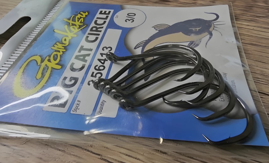A package of Big Cat Circle hooks